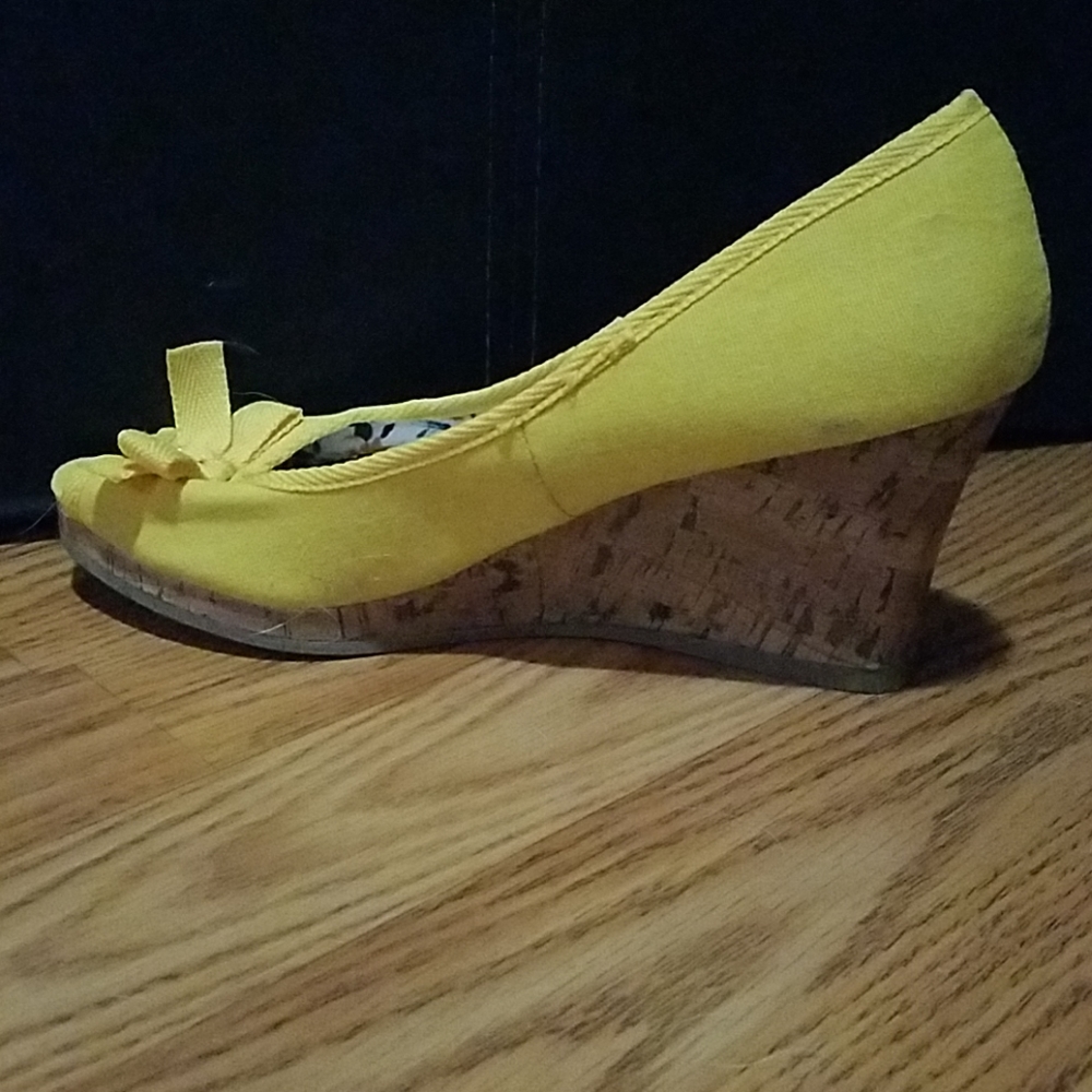 Yellow heels - Picture 2 of 5